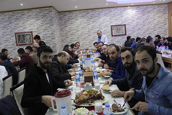 Ömer Ceylan’dan dostlarına ziyafet