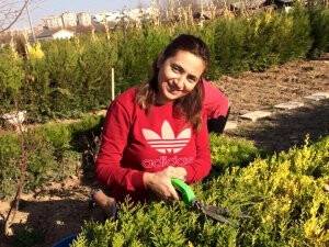 Kuşçu ailesinin fertleri toprakla uğraşta