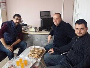 Cengiz İyioldu, Yasin Özkaya ve Mehmet Pekmez’in küflü peynir keyfi