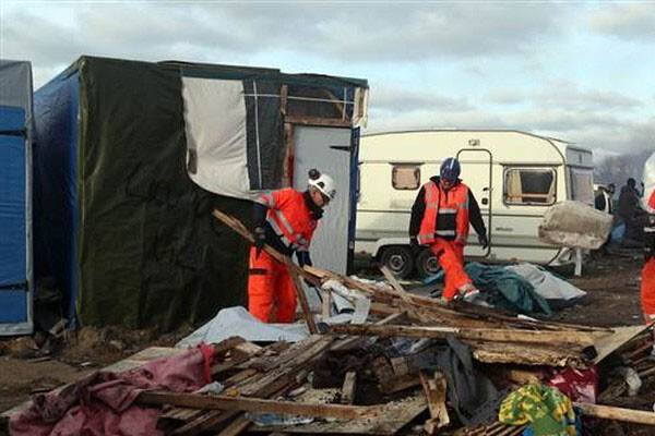 Fransız polisi mülteci kampını yaktı