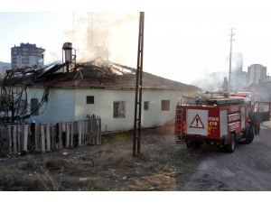Kayseri'de Suriyeli ailelerin kaldığı ev yandı
