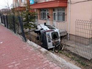 Evin bahçesine devrildi
