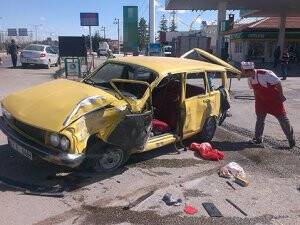 TIR otomobile çarptı