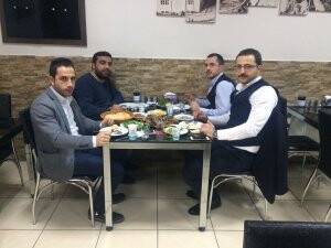 Mustafa Yapıcı ve arkadaşları Köfteci İbrahim Usta’da