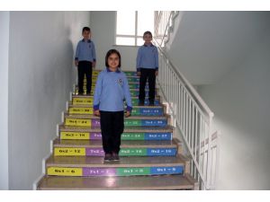 Bu okulda merdiven basamakları da öğretiyor