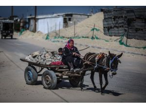 Filistinli kadın ekmeğini taştan çıkarıyor