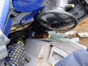 Şanlıurfa'da kamyon devrildi: 2 yaralı