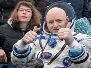Uzayda bir yıl geçiren Kelly ve Kornienko Dünya'ya döndü