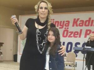 Sevimli Efsa çok sevdiği sanatçı Özenir ile