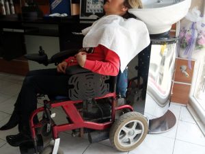 Bedensel engelli kadınlara özel "saç yıkama ünitesi"