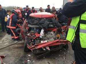Sakarya'da otomobil tıra çarptı: 4 ölü, 1 yaralı