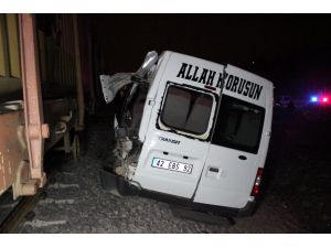 Konya'da yük treni minibüse çarptı