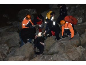 Zonguldak'da kayalıklara düşen kişi kurtarıldı