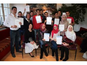 Almanya'da mültecilere "uyum sertifikaları verildi