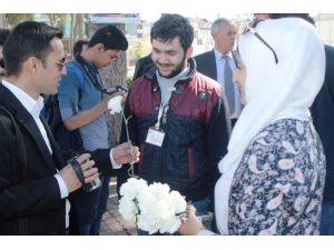 Suriyeli gençlerden Osmaniyelilere "beyaz karanfil"