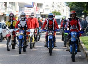 Motosiklet sporcularından teröre pankartlı tepki