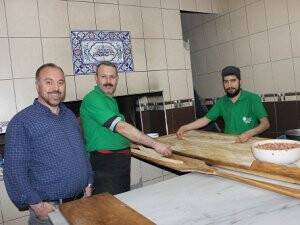 Murat Karakurt tecrübeli ustaları ile birlikte