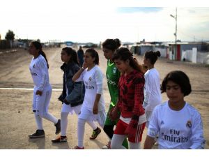 Suriyeli sığınmacı kızların "futbol" merakı