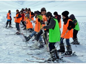 Muş'ta çocuklara kayak eğitimi