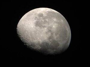 Ay'ın ekseni değişmiş!