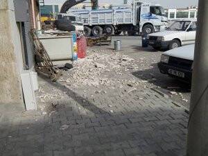 Konya'da etkili olan rüzgar çatı mermerlerini uçurdu