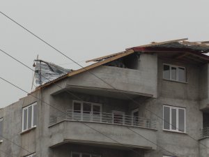 Beyşehir'de rüzgar çatıları söktü!