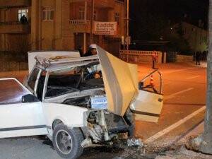 Otomobil ağaca çarptı: 2 yaralı