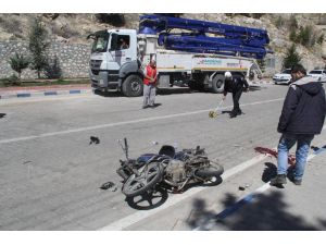 Kamyonun çarptığı motosiklet sürücüsü öldü