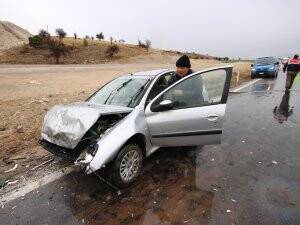 Otomobiller çarpıştı