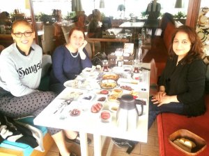 Meral Hoca dostlarıyla kahvaltıda
