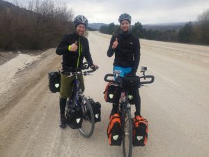 Hollandalı gençlerin bisikletle Kırgızistan yolculuğu
