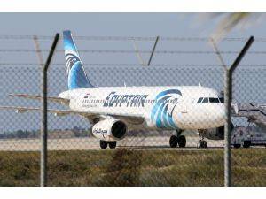 Kaçırılan uçakta yolcular serbest!