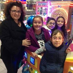 Yasemin Atamer Hoca’dan  minik öğrencilere jest