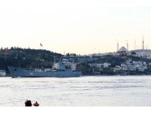 Rus savaş gemisi İstanbul Boğazı'nda geçti