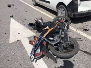 Samsun'da hafif ticari araca çarpan motosiklet sürücüsü öldü