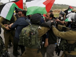 İsrail'in Filistinlilere yönelik gözaltı operasyonları
