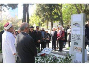 Sadri Alışık, mezarı başında anıldı