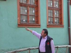 Akşehir'de muhtarın evi kurşunlandı