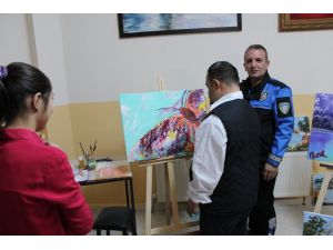 Engellilere sanatı ressam polis sevdiriyor