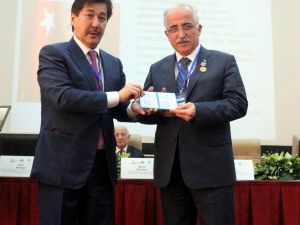Eskişehir Valisi Tuna'ya "Farabi Büyük Altın Madalyası"