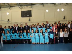 Suşehri'nde Kızlar Voleybol Turnuvası düzenlendi