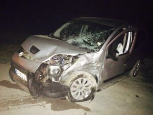 Otomobil hafif ticari araçla çarpıştı: 2 yaralı