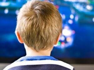Üzerine tüplü televizyon düştü
