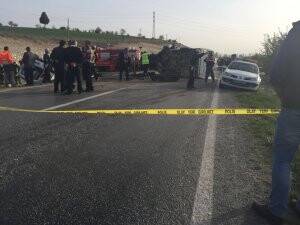 Cenaze aracıyla otomobil çarpıştı