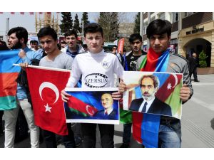 Azerbaycanlı öğrencilerden ülkelerine destek yürüyüşü