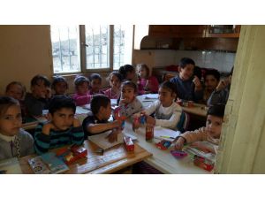 Suriyeli çocuklar kahvaltıda buluştu