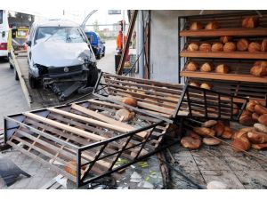 Çanakkale'de otomobil ekmek fırınına girdi: 5 yaralı