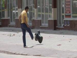 Şüpheli pakete tekme attı