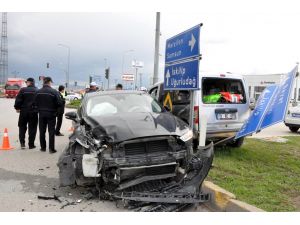 Otomobil hafif ticari araçla çarpıştı: 7 yaralı