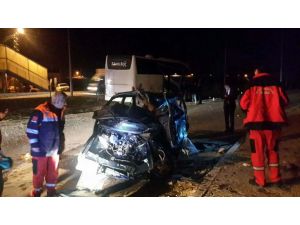 Sivas'ta otobüs ile otomobil çarpıştı: 4 yaralı